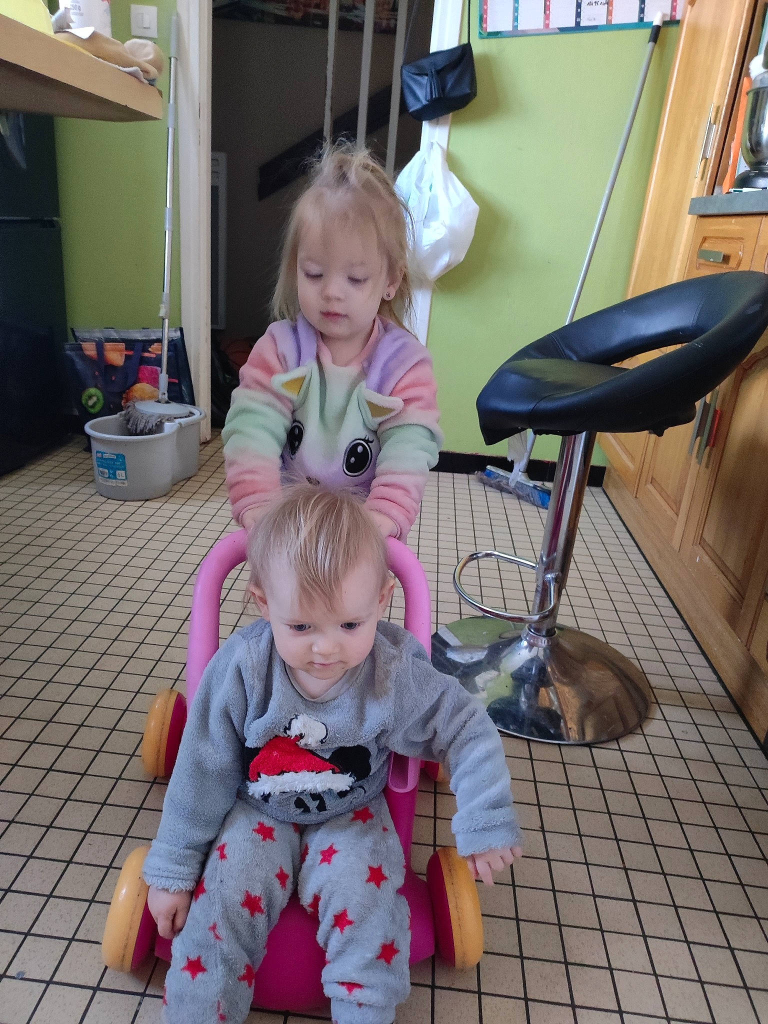 Bethany a rejoint le concours — aidez-le/la à gagner de superbes lots ! baby, baby_toddler_clothing, chair, child, comfort, floor, flooring, fun, lap, pajamas, person, photograph, picture_frame, room, sitting, sleeve, smile, snapshot, toddler, vacation