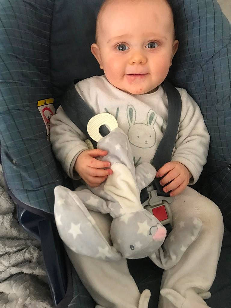 Sam a rejoint le concours — aidez-le/la à gagner de superbes lots ! baby, baby_toddler_clothing, cheek, child, comfort, cool, face, finger, gesture, hand, head, knee, lap, nose, person, sitting, skin, sleeve, smile, thumb