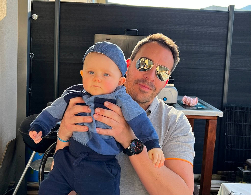 Sam a rejoint le concours — aidez-le/la à gagner de superbes lots ! baby, baseball_cap, cap, chair, cool, electric_blue, event, eyewear, fashion_accessory, fun, gesture, happy, hat, headwear, leisure, person, personal_protective_equipment, recreation, sitting, t_shirt