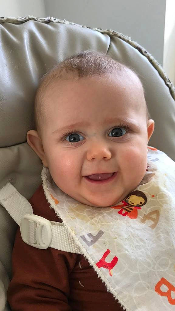 Sam a rejoint le concours — aidez-le/la à gagner de superbes lots ! baby, baby_toddler_clothing, bib, cheek, chin, eye, eyebrow, eyelash, face, happy, head, iris, joy, lip, mouth, nose, person, skin, sleeve, smile