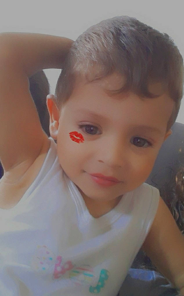 Heyden a rejoint le concours — aidez-le/la à gagner de superbes lots ! baby_toddler_clothing, cheek, chest, chin, ear, eyebrow, eyelash, forehead, gesture, happy, iris, jaw, lip, mouth, neck, nose, person, skin, sleeve, toddler