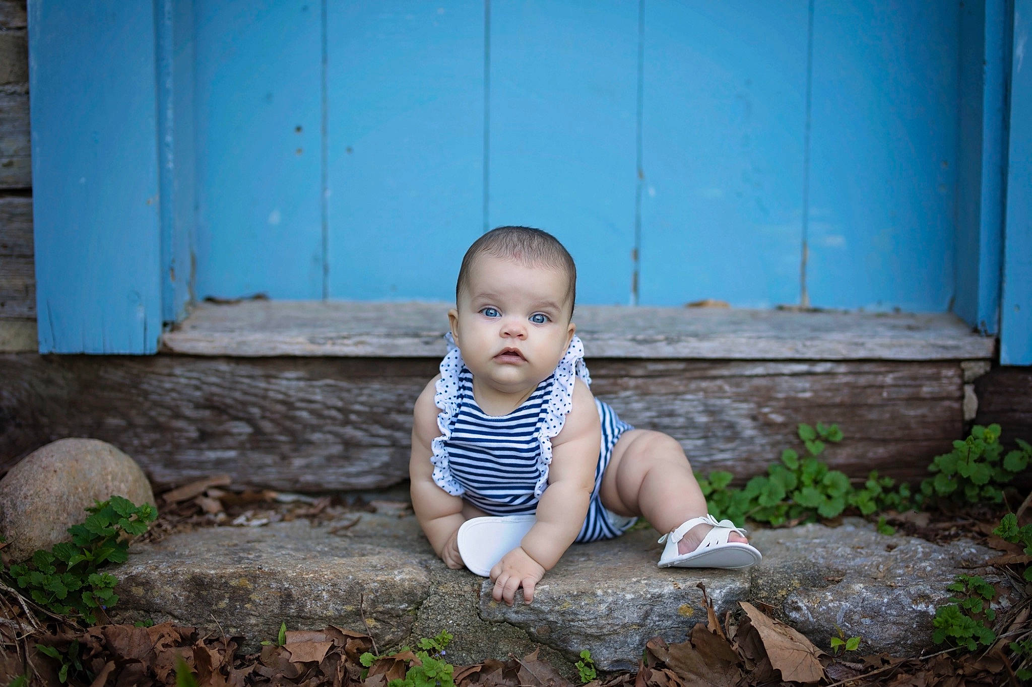 Solãna is registered to the contest to win money with this photo: baby, blue, child, family, fun, grass, green, people, person, photograph, photography, plant, portrait_photography, sitting, skin, smile, summer, toddler, tree, vacation