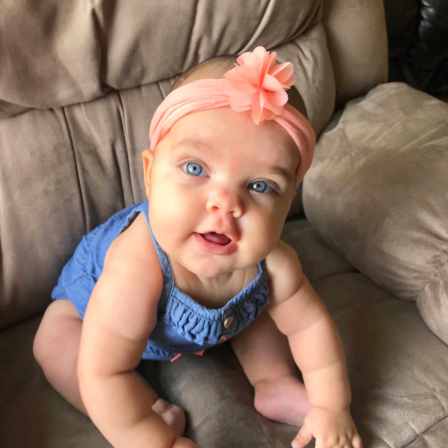 Solãna is registered to the contest to win money with this photo: baby, cheek, child, eye, face, hair_accessory, hand, head, leg, lip, mouth, nose, person, photography, sitting, skin, smile, toddler