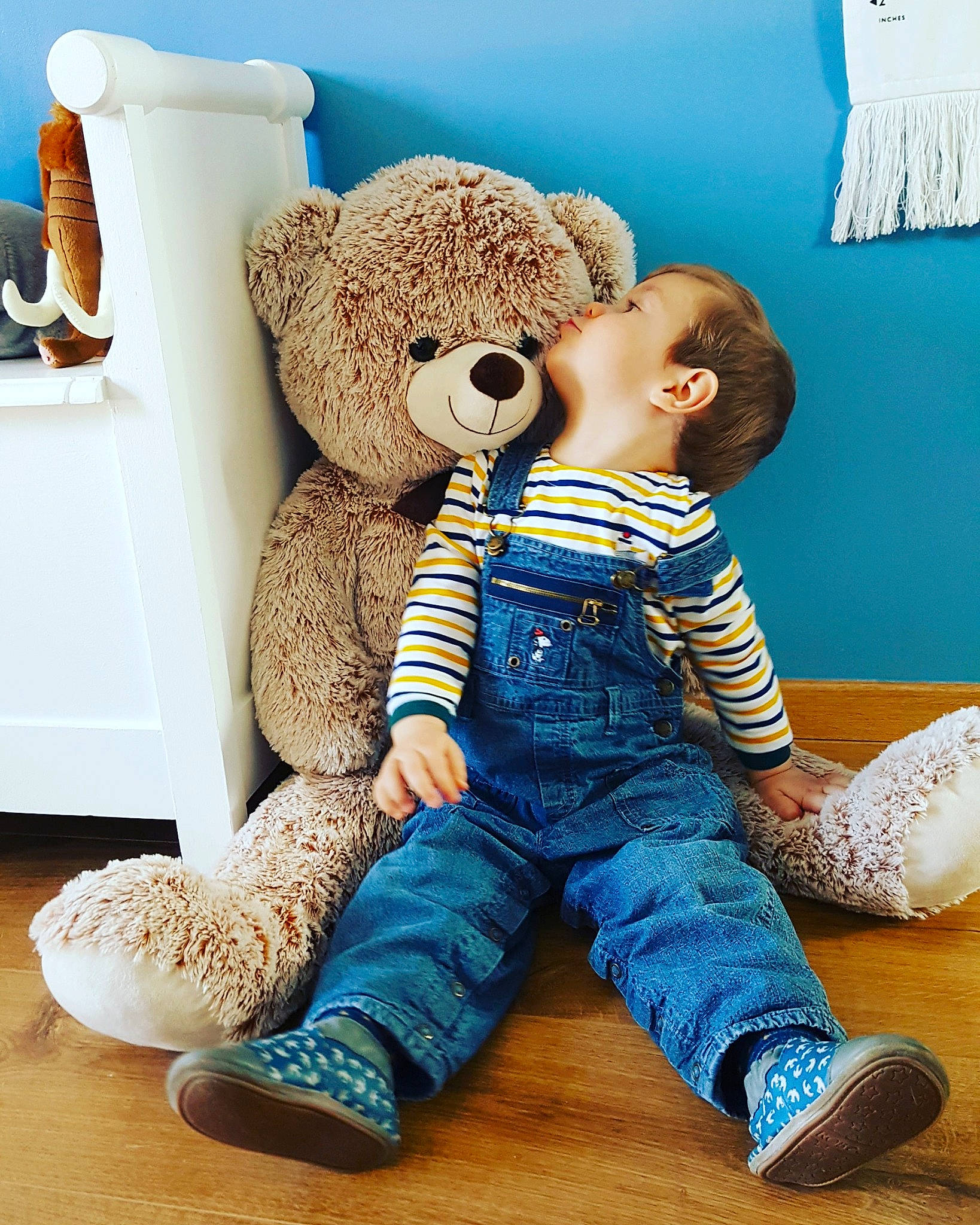 Thylan participe au concours pour gagner de l'argent avec cette photo : baby, child, comfort, fur, furniture, person, play, plush, product, room, sitting, stuffed_toy, teddy_bear, textile, toddler, toy