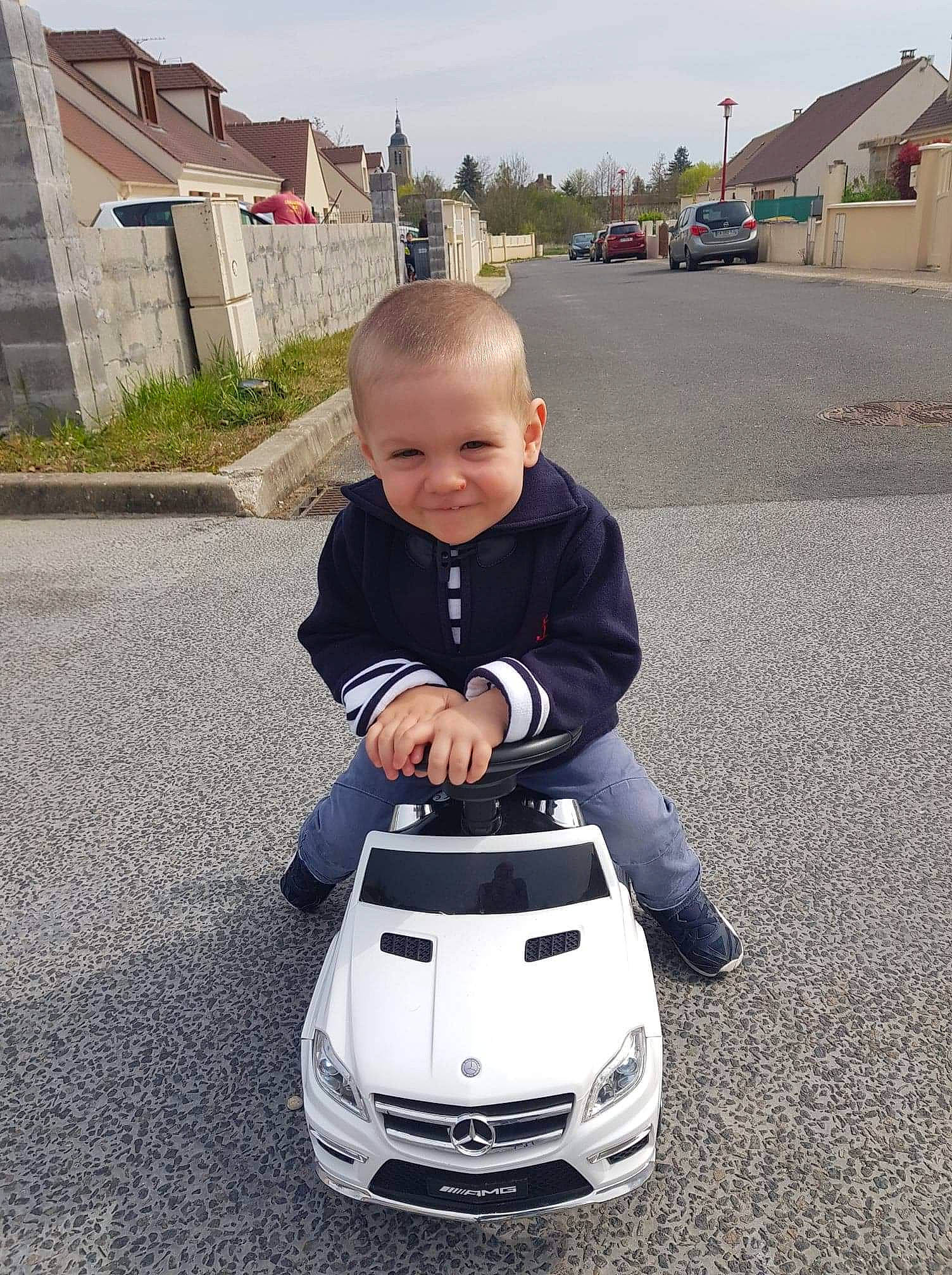 Thylan a rejoint le concours — aidez-le/la à gagner de superbes lots ! automotive_design, automotive_window_part, car, child, city_car, compact_car, family_car, hood, joy, luxury_vehicle, mercedes_benz, mid_size_car, performance_car, person, photography, sports_sedan, toddler, vacation, vehicle, windshield