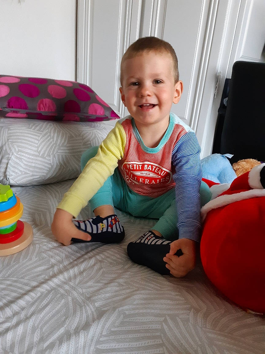 Thylan a rejoint le concours — aidez-le/la à gagner de superbes lots ! baby, baby_playing_with_toys, baby_toys, child, floor, flooring, joy, person, play, room, sitting, smile, toddler, tummy_time