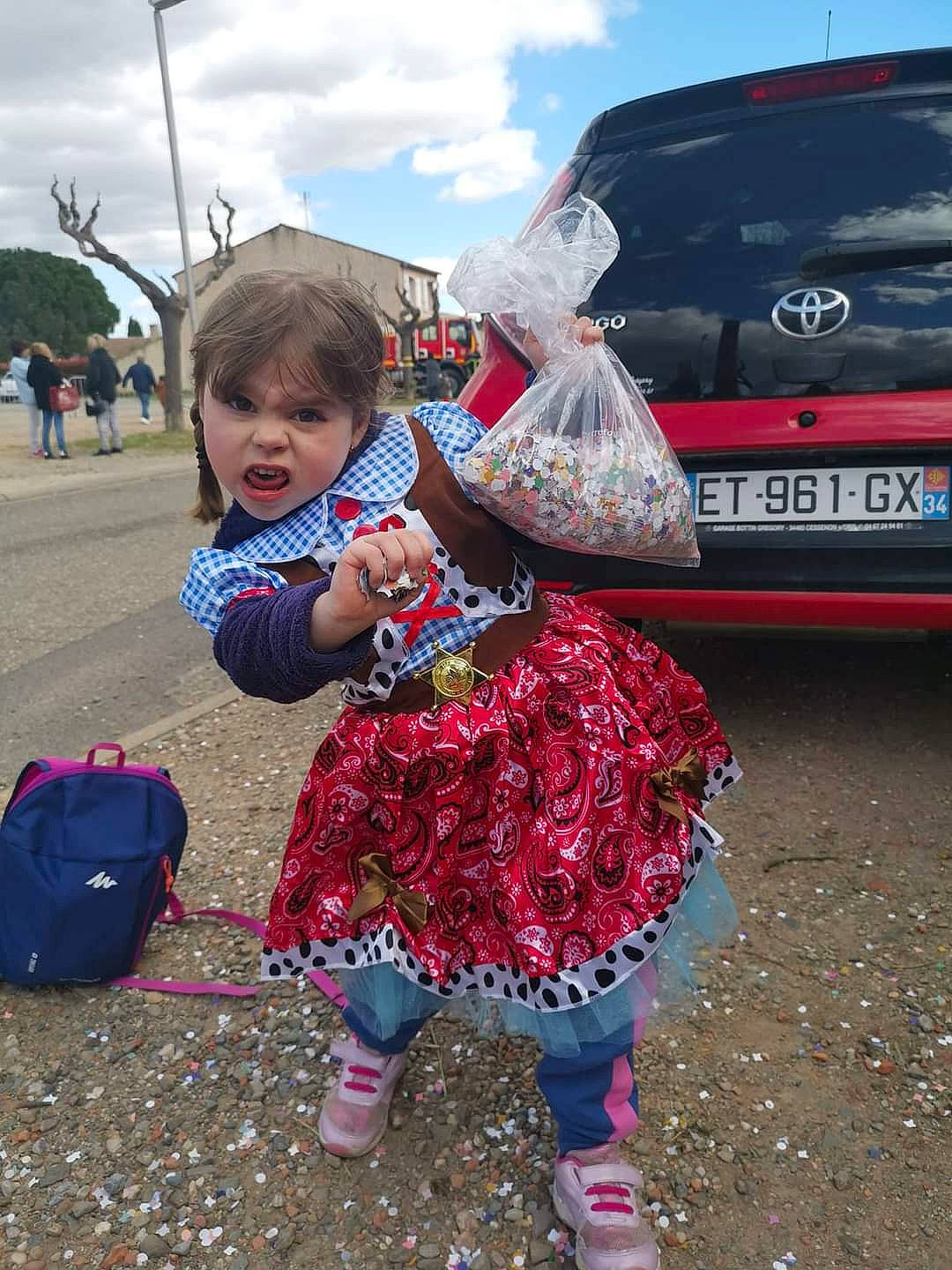 Maëline participe au concours pour gagner de l'argent avec cette photo : anger, automotive_design, automotive_exterior, automotive_lighting, bumper, car, cloud, event, fun, grass, landscape, leisure, luggage_and_bags, motor_vehicle, person, public_space, recreation, sky, toddler, travel