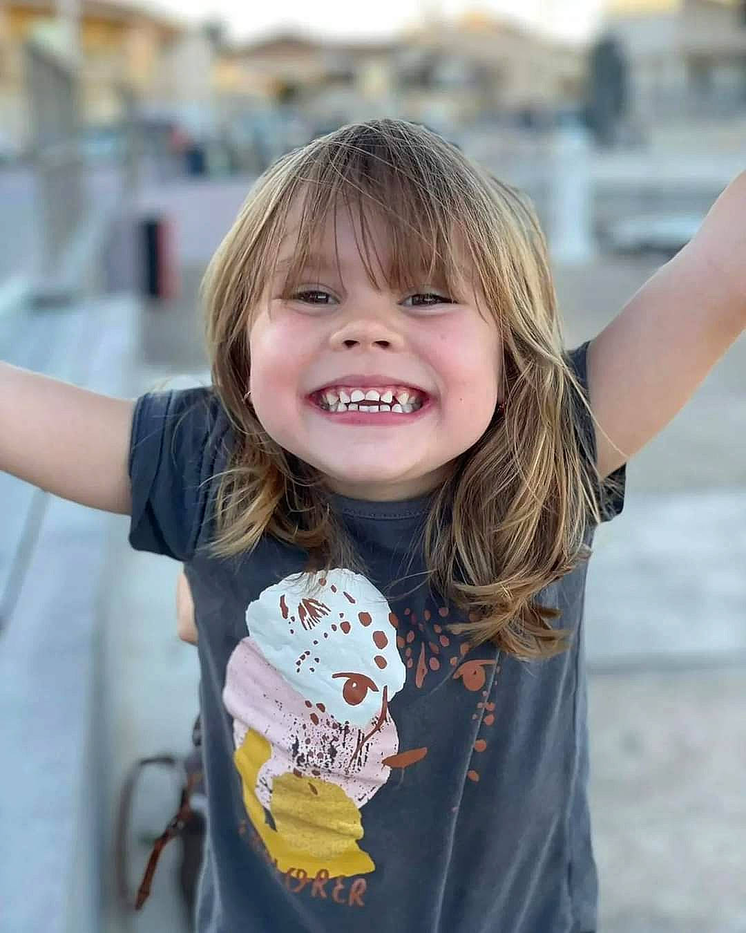 Maëline a rejoint le concours — aidez-le/la à gagner de superbes lots ! beauty, blond, child, electric_blue, facial_expression, flash_photography, fun, gesture, happy, joy, laugh, leisure, people_in_nature, person, recreation, shoulder, sleeve, smile, surfer_hair, t_shirt