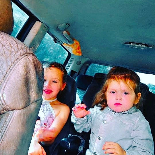 Mila participe au concours pour gagner de l'argent avec cette photo : auto_part, automotive_design, automotive_exterior, car_seat, car_seat_cover, face, facial_expression, fun, gesture, hairstyle, happy, head_restraint, joy, mammal, motor_vehicle, mouth, person, skin, snapshot, toddler