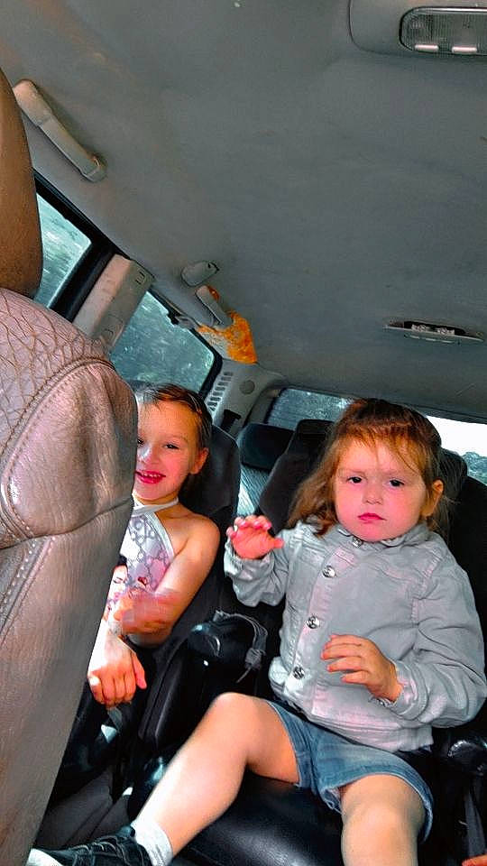 Mila participe au concours pour gagner de l'argent avec cette photo : auto_part, automotive_design, automotive_exterior, baby_toddler_clothing, car_seat, car_seat_cover, child, comfort, event, face, family_car, fun, head_restraint, joy, lap, motor_vehicle, mouth, person, skin, toddler