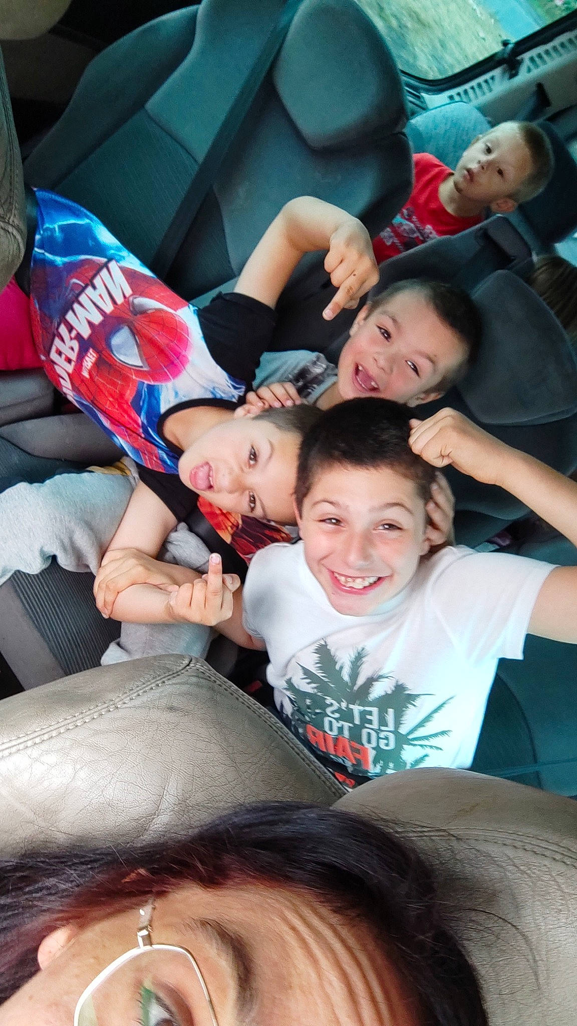 Damien participe au concours pour gagner de l'argent avec cette photo : black_hair, child, community, event, finger, flash_photography, fun, gesture, hairstyle, happy, human, joy, lap, leisure, mammal, person, recreation, sitting, smile, t_shirt