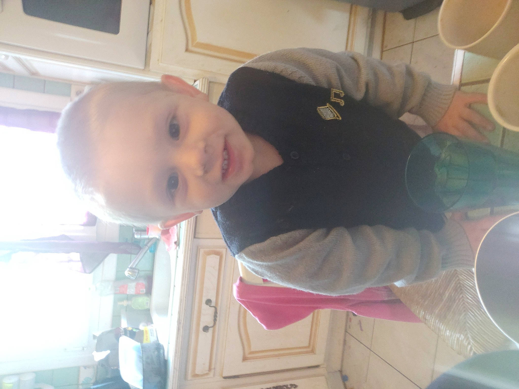 Matéo a rejoint le concours — aidez-le/la à gagner de superbes lots ! baby, car, child, comfort, cup, family_car, fun, joy, mug, nose, person, room, serveware, tableware, toddler, vehicle, vehicle_door