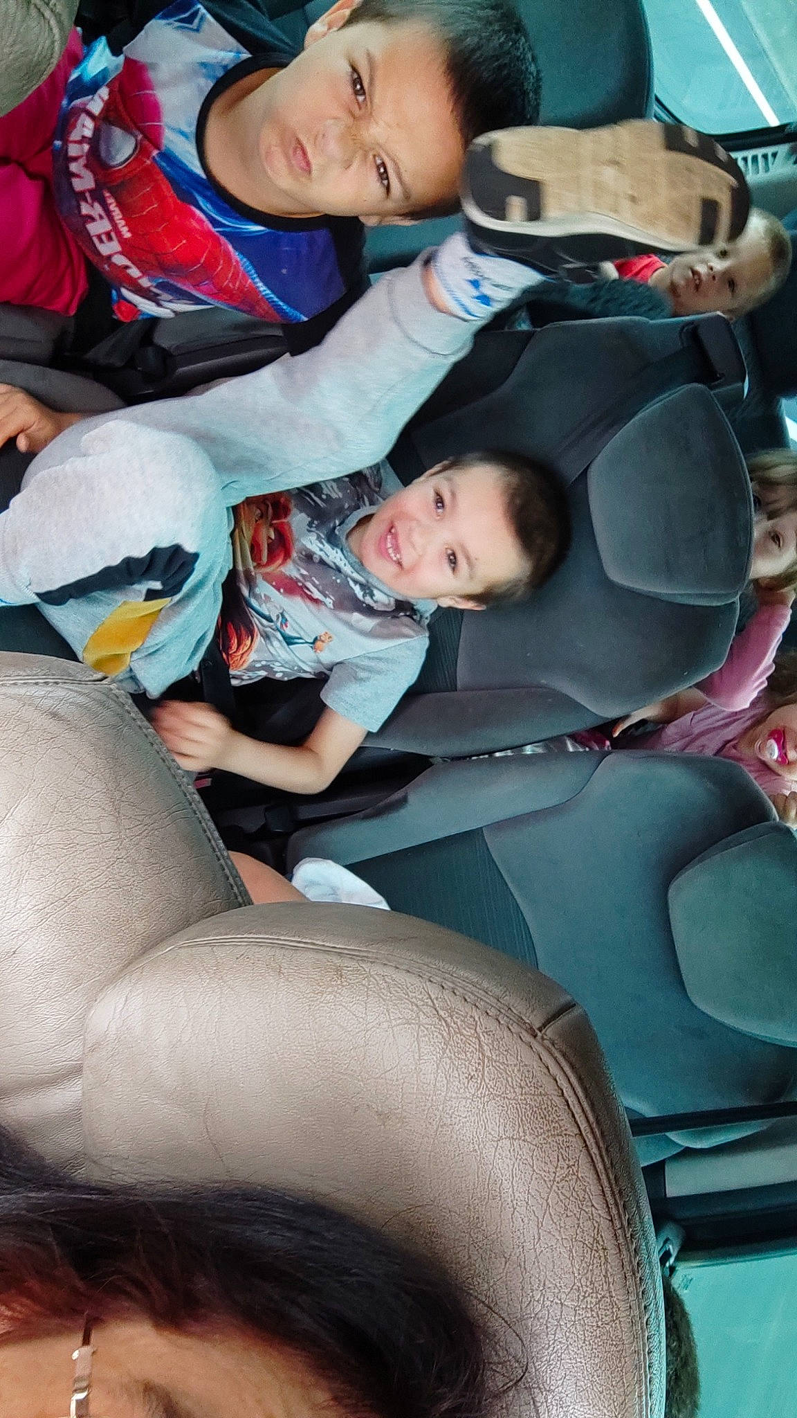 Enzo participe au concours pour gagner de l'argent avec cette photo : anger, automotive_design, automotive_tire, car_seat, child, comfort, fun, human_leg, joy, lap, leg, leisure, motor_vehicle, organ, people, person, recreation, sitting, smile, t_shirt