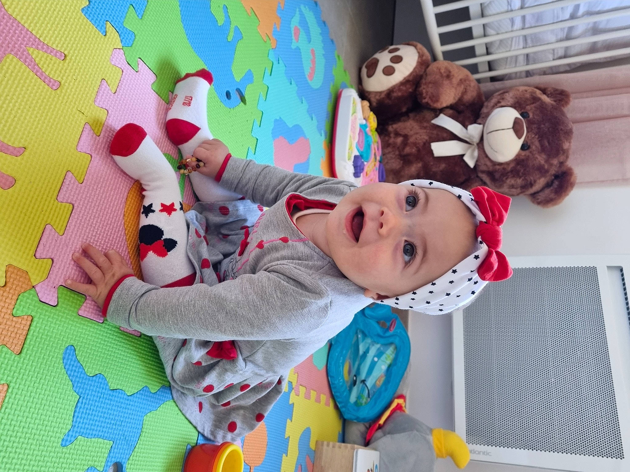 Nelly participe au concours pour gagner de l'argent avec cette photo : baby, baby_products, baby_toddler_clothing, baby_toys, carmine, child, event, fictional_character, fun, happy, headwear, pattern, person, play, plush, room, smile, stuffed_toy, textile, toddler