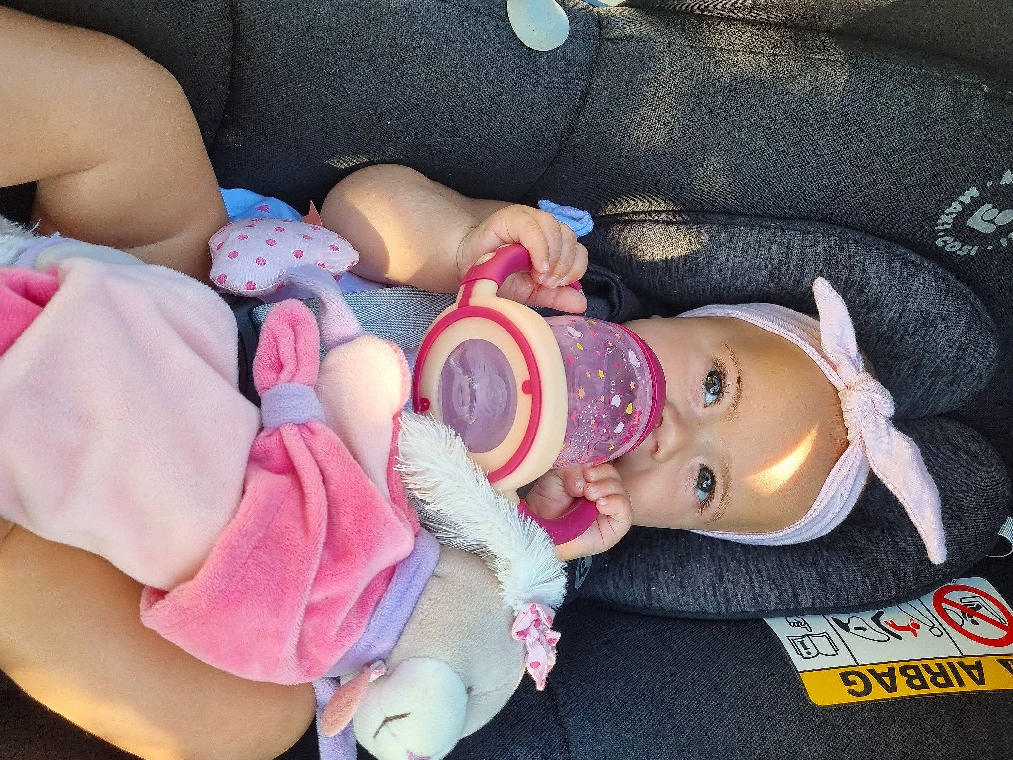 Nelly a rejoint le concours — aidez-le/la à gagner de superbes lots ! baby, baby_products, baby_toddler_clothing, car_seat, cheek, child, comfort, doll, eyelash, human_leg, nail, pattern, person, pink, skin, textile, thigh, thumb, toddler, toy