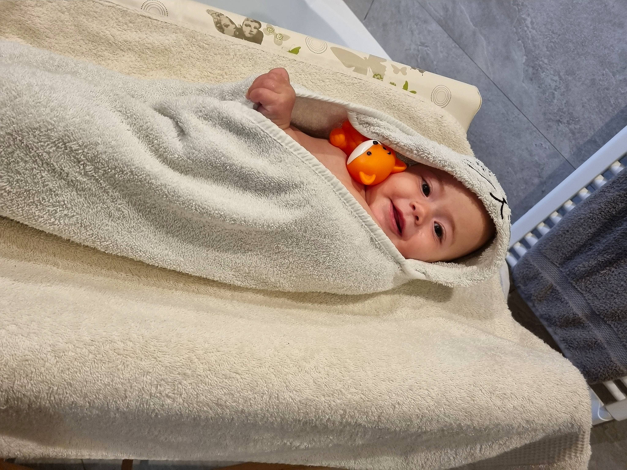 Nelly participe au concours pour gagner de l'argent avec cette photo : baby, baby_products, baby_safety, baby_sleeping, baby_toddler_clothing, bed_sheet, bedding, bedtime, child, comfort, eye, grass, head, headwear, linens, nap, person, room, sitting, smile