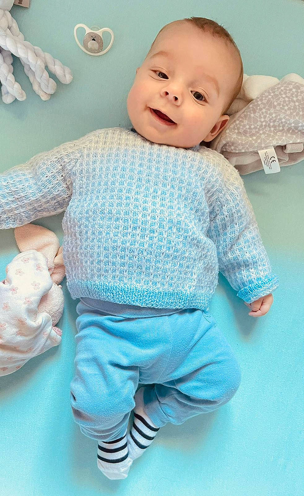 Mattew a rejoint le concours — aidez-le/la à gagner de superbes lots ! aqua, azure, baby, baby_toddler_clothing, blue, cheek, eye, finger, green, happy, iris, joint, person, pink, product, skin, sleeve, smile, textile, toddler