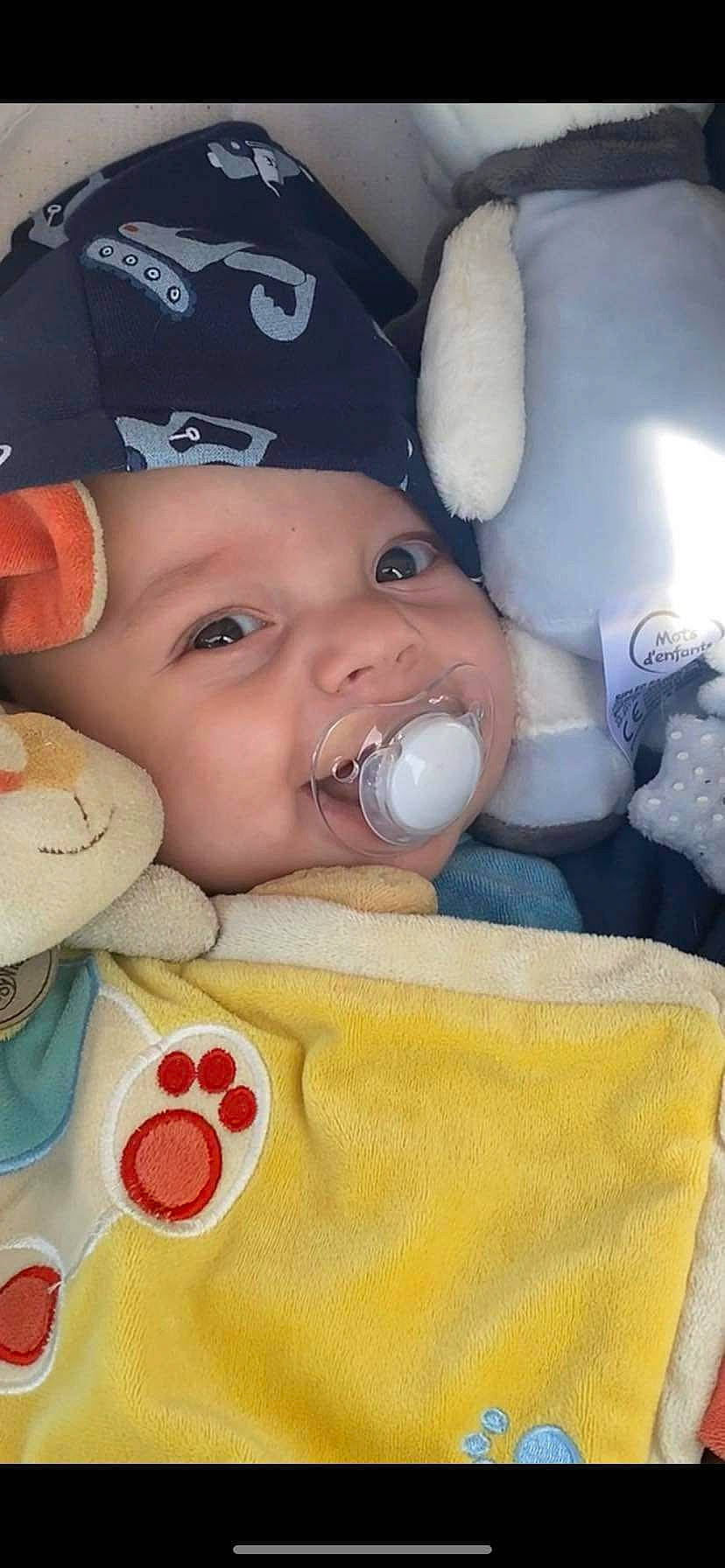 Mattew a rejoint le concours — aidez-le/la à gagner de superbes lots ! baby, baby_products, baby_safety, baby_toddler_clothing, baseball_cap, cap, cheek, child, comfort, drinkware, facial_expression, finger, happy, headgear, headwear, lip, mouth, nose, person, skin