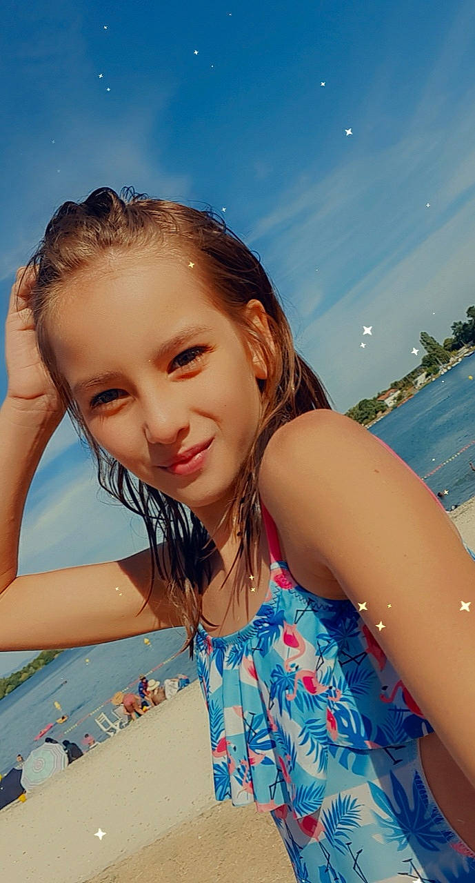 Maylison a rejoint le concours — aidez-le/la à gagner de superbes lots ! beauty, black_hair, brown_hair, child, fawn, fun, hair, hairstyle, happy, joy, leisure, long_hair, nose, person, photography, skin, smile, summer, vacation