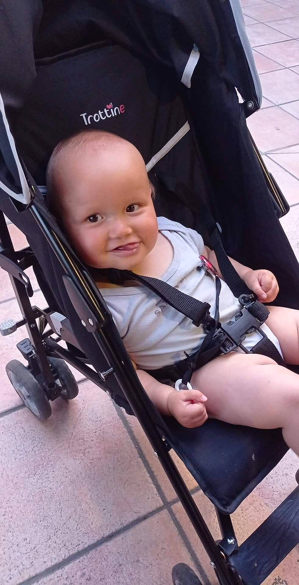 Logan participe au concours pour gagner de l'argent avec cette photo : auto_part, baby, baby_carriage, baby_products, baby_safety, baby_toddler_clothing, car_seat, chair, child, comfort, fun, lap, leisure, person, sitting, smile, toddler, vacation, wheel