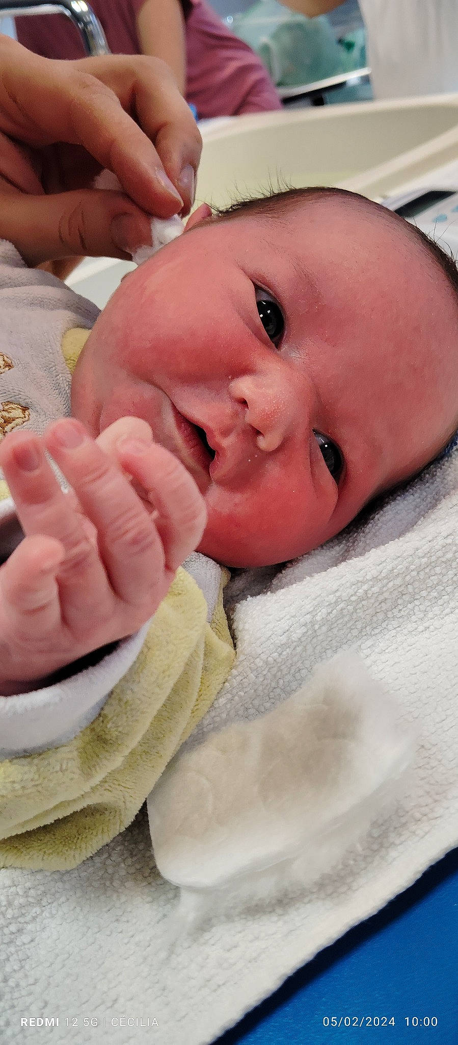 Loëvan a rejoint le concours — aidez-le/la à gagner de superbes lots ! baby, baby_products, baby_toddler_clothing, cheek, child, chin, comfort, eyebrow, eyelash, finger, gesture, happy, linens, lip, nail, nose, person, skin, thumb, toddler