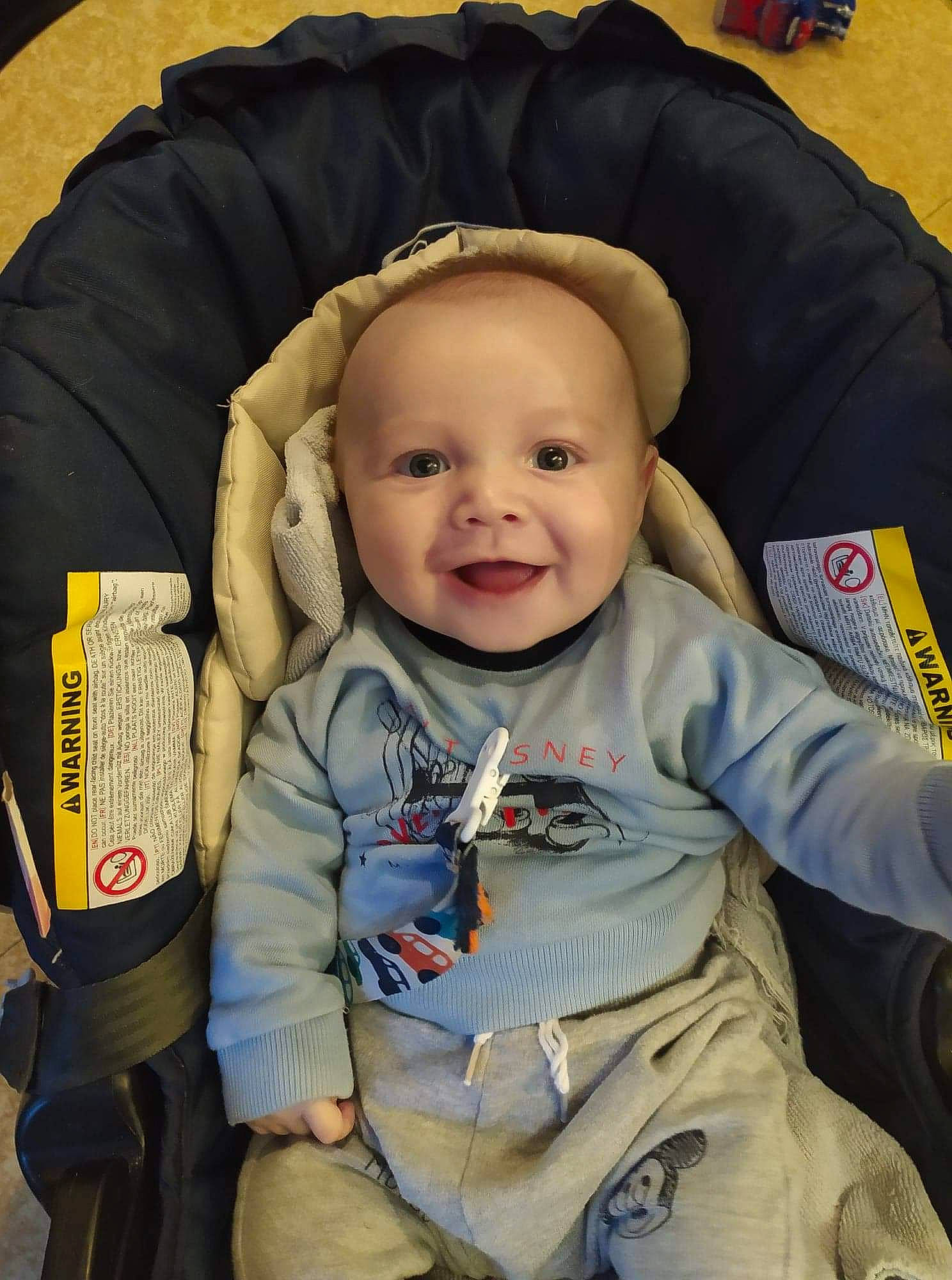 Aïden a rejoint le concours — aidez-le/la à gagner de superbes lots ! baby, baby_carriage, baby_in_car_seat, baby_products, baby_toddler_clothing, car_seat, cheek, child, comfort, cool, facial_expression, fashion_accessory, happy, person, personal_protective_equipment, product, sitting, skin, sleeve, smile