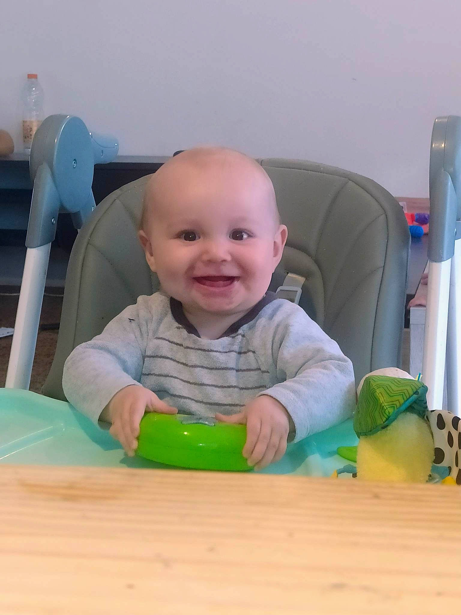 Aïden participe au concours pour gagner de l'argent avec cette photo : baby, baby_playing_with_toys, baby_products, baby_toddler_clothing, child, comfort, eye, flooring, fun, happy, hardwood, joy, person, play, room, sitting, skin, smile, t_shirt, table