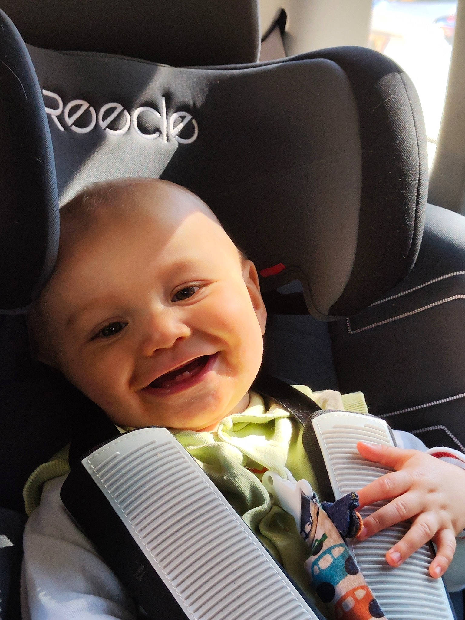 Aïden a rejoint le concours — aidez-le/la à gagner de superbes lots ! auto_part, baby, baby_carriage, baby_in_car_seat, baby_products, car_seat, child, comfort, eye, face, finger, happy, hat, head, head_restraint, headgear, person, product, seat_belt, smile