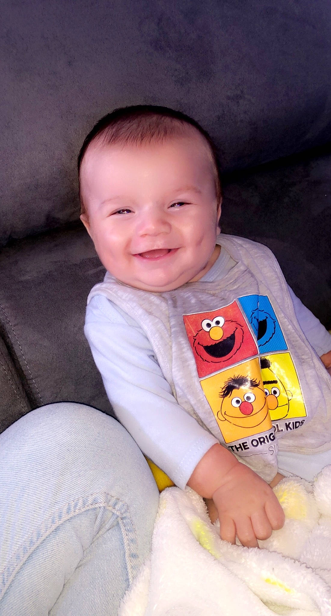 Timael participe au concours pour gagner de l'argent avec cette photo : baby, baby_toddler_clothing, cheek, child, chin, comfort, finger, fun, hand, happy, head, iris, joy, mammal, mouth, nose, person, skin, sleeve, smile