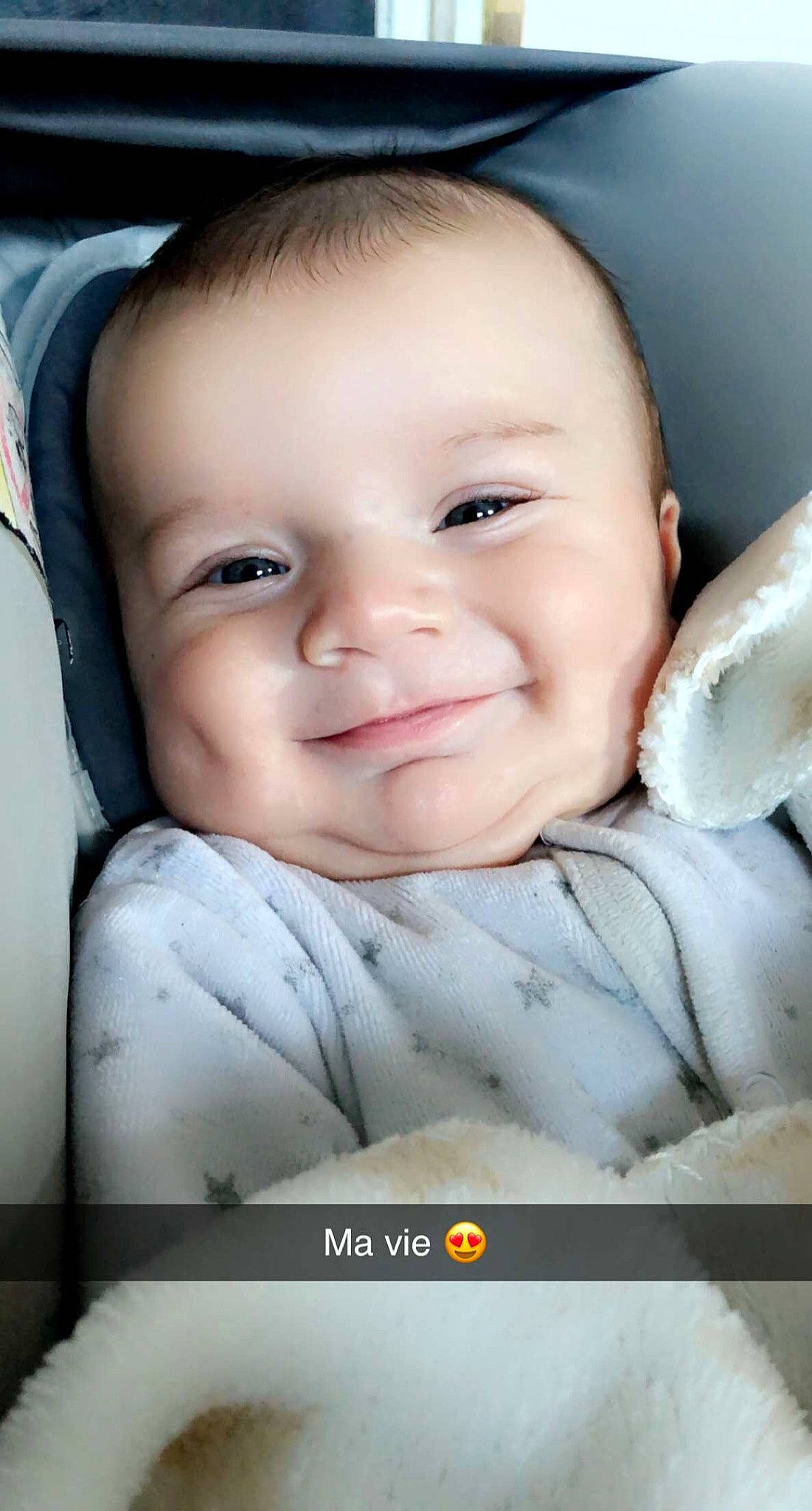 Timael participe au concours pour gagner de l'argent avec cette photo : baby, baby_toddler_clothing, cheek, child, chin, comfort, eyebrow, eyelash, flash_photography, fun, happy, iris, joy, laugh, lip, mouth, nose, person, portrait_photography, skin