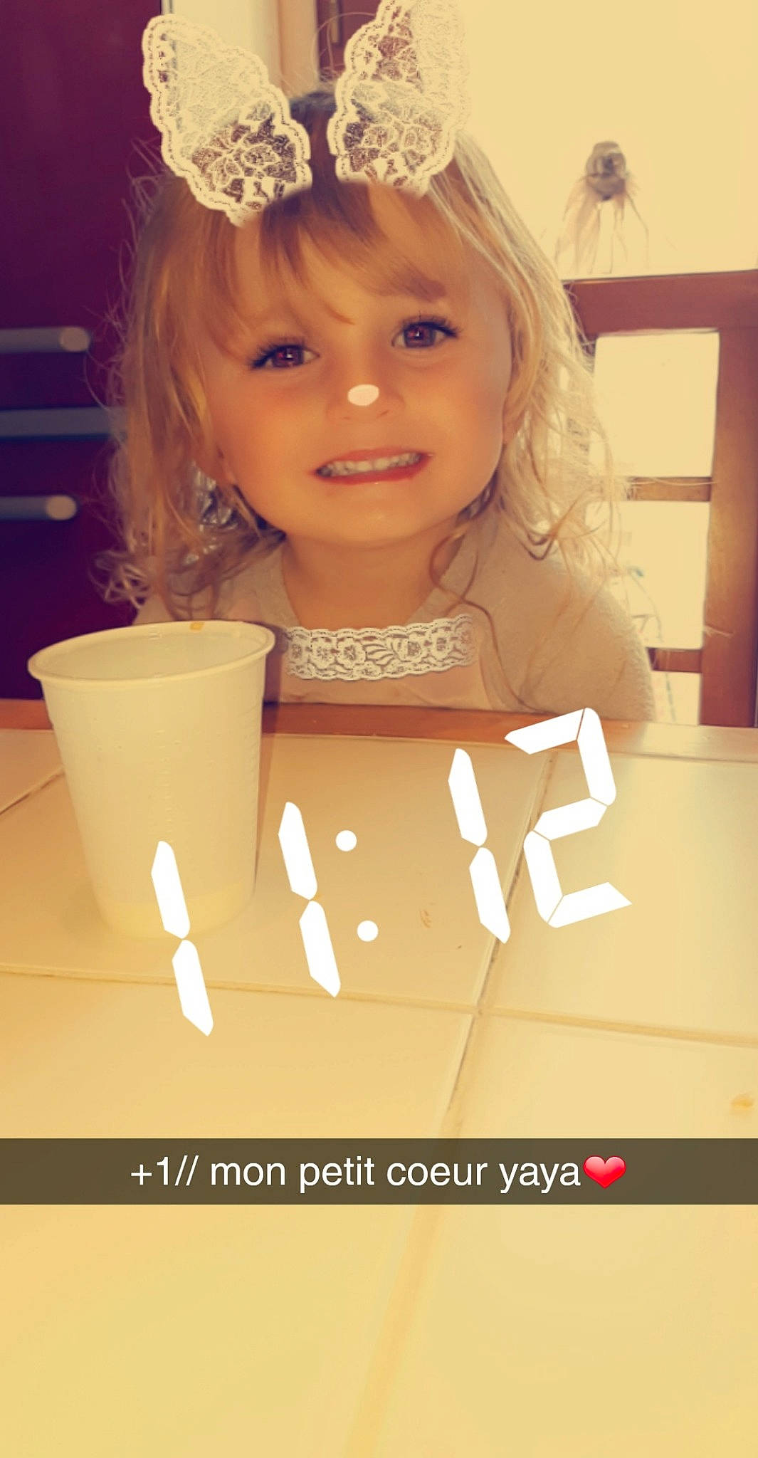 Inaya a rejoint le concours — aidez-le/la à gagner de superbes lots ! blond, brown_hair, child, child_model, ear, facial_expression, food, happy, joy, lip, long_hair, person, photo_caption, photography, play, selfie, smile, toddler