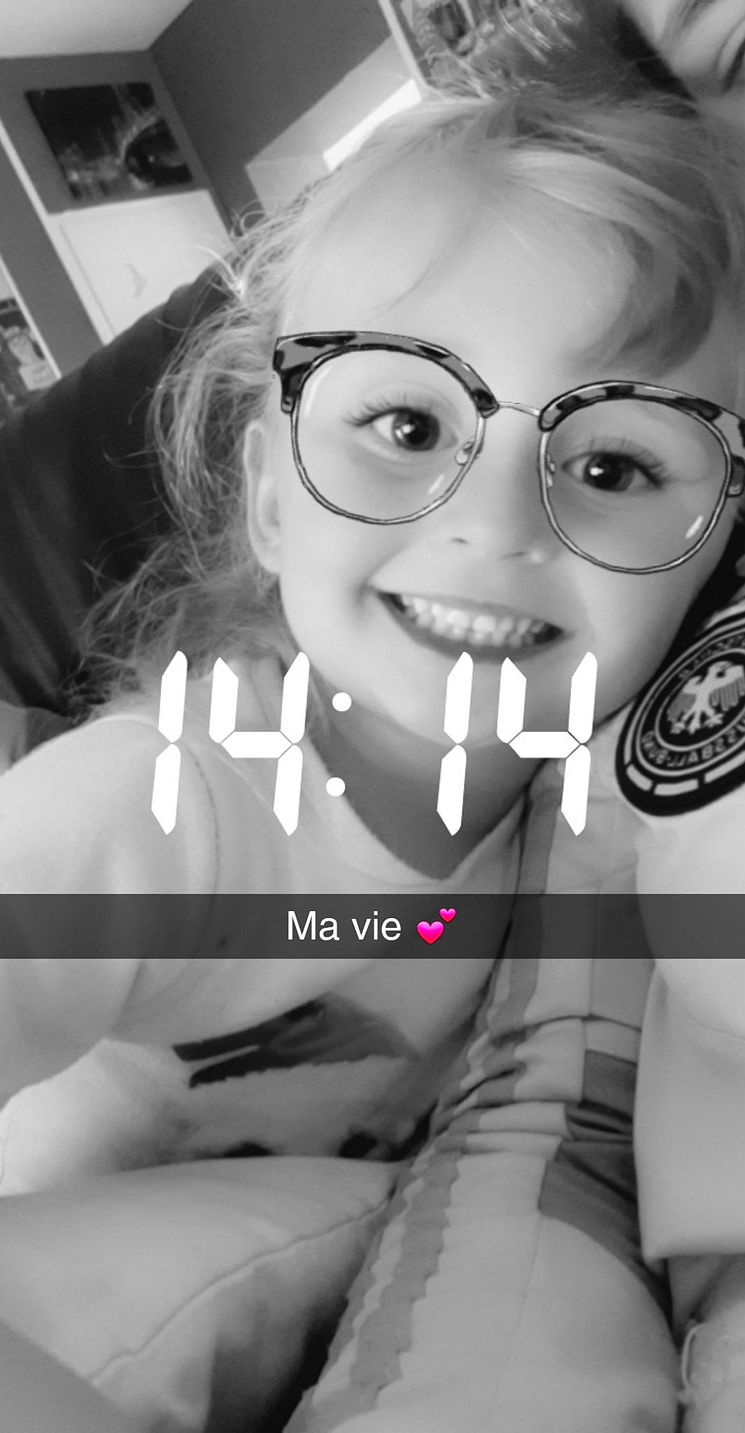 Inaya a rejoint le concours — aidez-le/la à gagner de superbes lots ! black_and_white, cool, eye, eyebrow, eyelash, eyewear, face, forehead, glasses, head, joy, lip, monochrome, mouth, nose, person, photography, selfie, smile, style