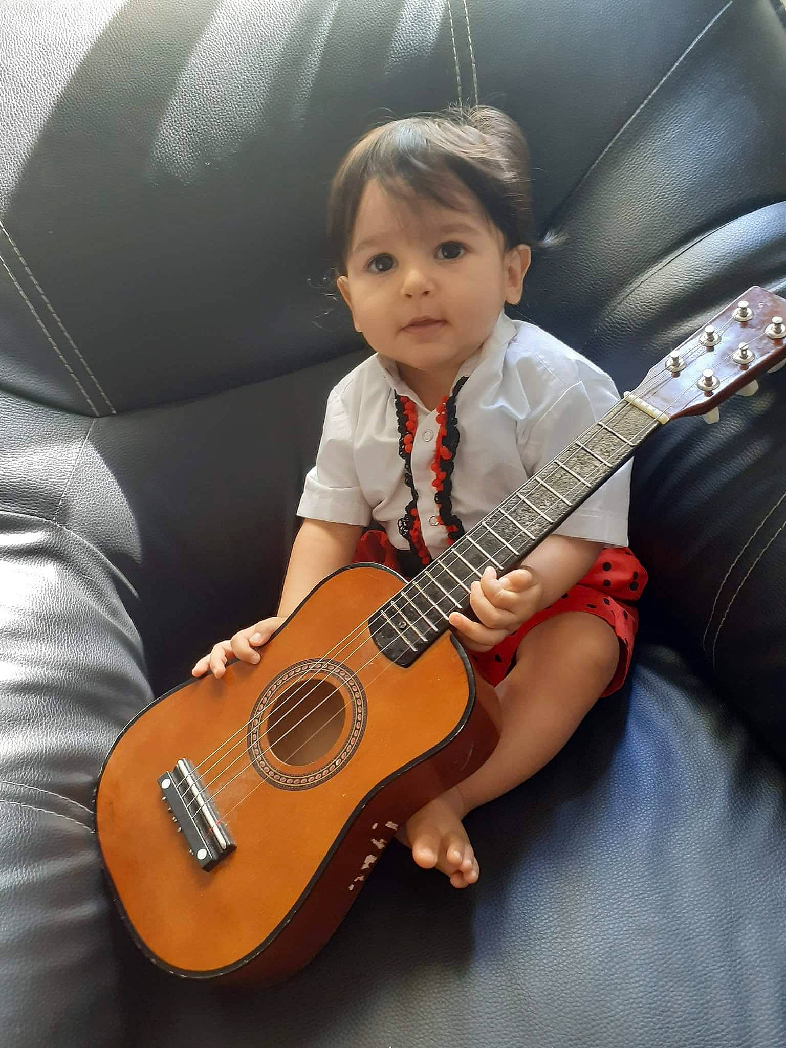 Richard participe au concours pour gagner de l'argent avec cette photo : acoustic_electric_guitar, acoustic_guitar, armrest, baby, comfort, couch, folk_instrument, guitar, guitar_accessory, musical_instrument, musical_instrument_accessory, person, plucked_string_instruments, string_instrument, string_instrument_accessory, tan