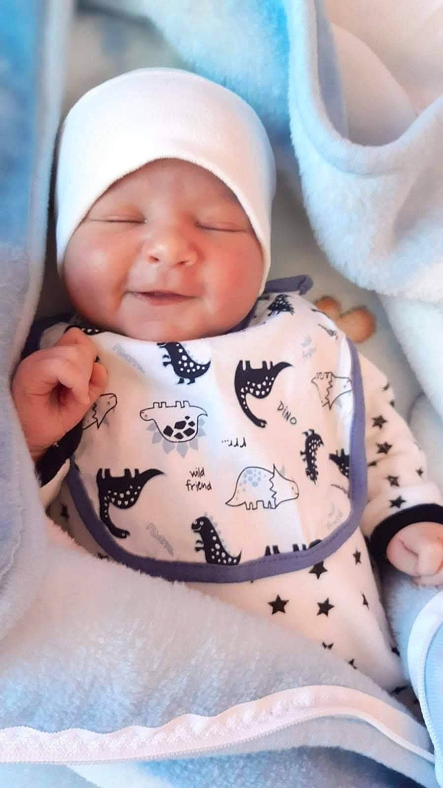 Richard a rejoint le concours — aidez-le/la à gagner de superbes lots ! baby, baby_sleeping, baby_toddler_clothing, cheek, chest, child, collar, comfort, eyelash, happy, hat, headwear, pattern, person, skin, sleeve, smile, stomach, textile, thumb