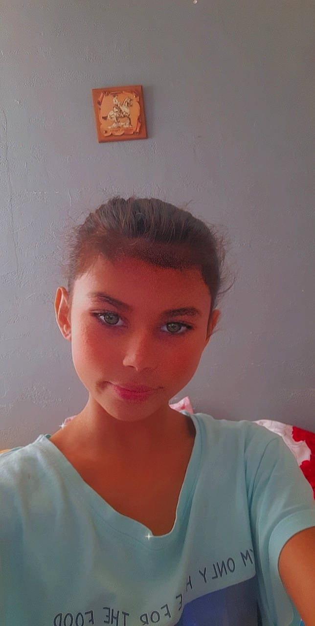 Fifi a rejoint le concours — aidez-le/la à gagner de superbes lots ! black_hair, cheek, chest, chin, ear, eye, eyebrow, eyelash, flash_photography, forehead, hair, jaw, joint, lip, neck, person, selfie, shoulder, skin, sleeve