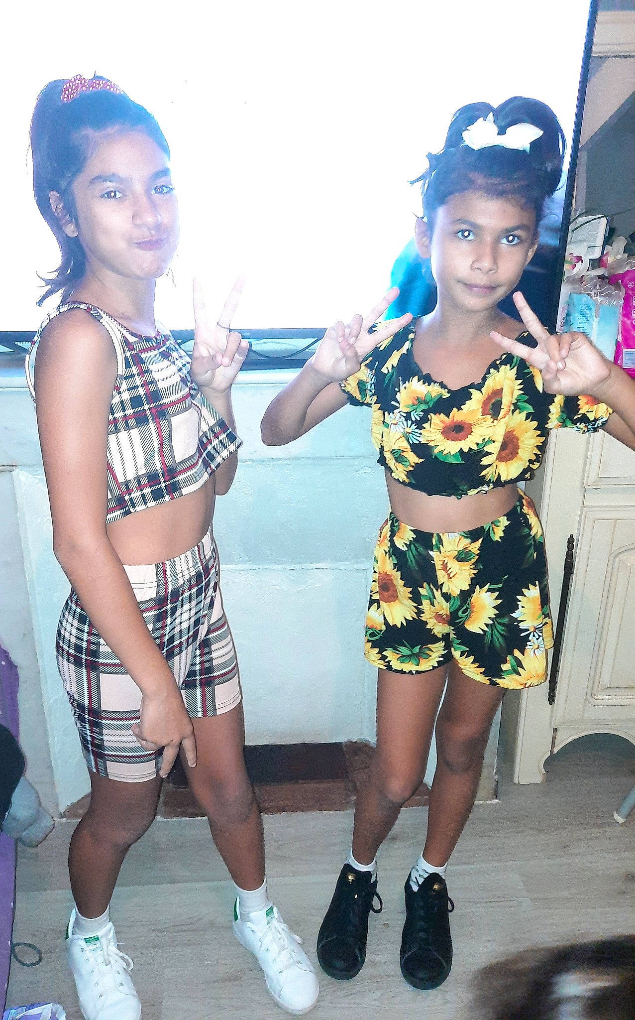 Fifi participe au concours pour gagner de l'argent avec cette photo : black_hair, electric_blue, entertainment, event, fashion_design, fun, happy, head, human_leg, jewellery, leg, leisure, necklace, pattern, performing_arts, person, sandal, street_fashion, style, thigh