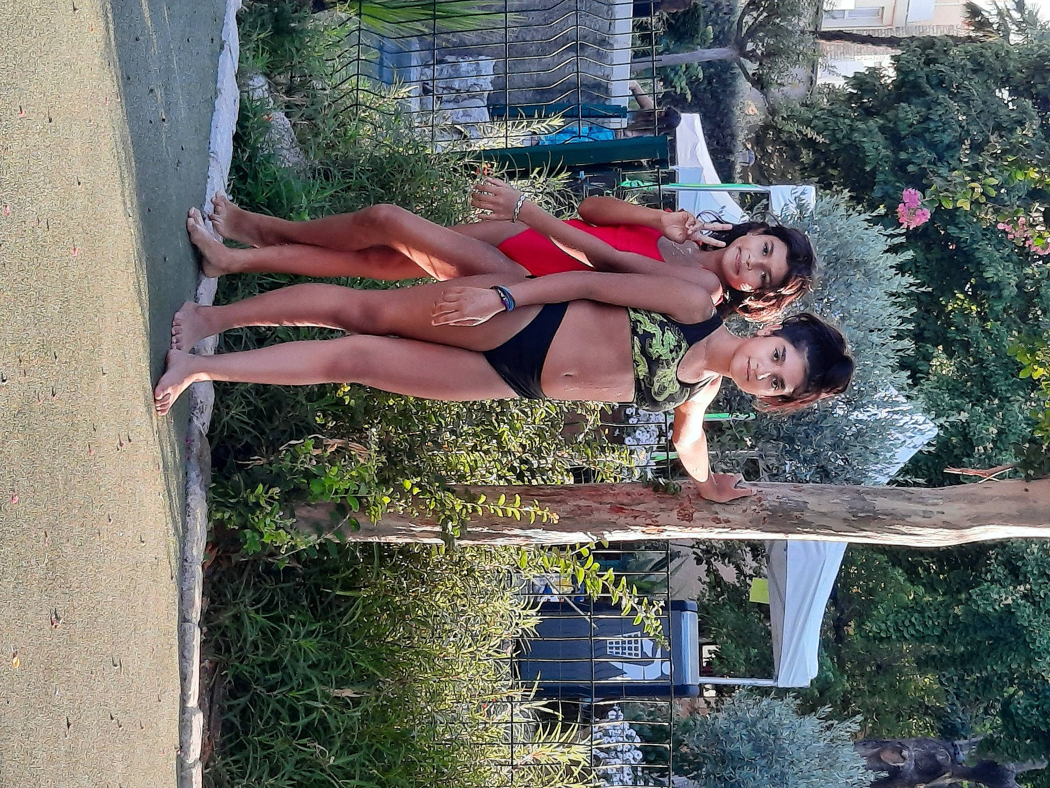 Carmene participe au concours pour gagner de l'argent avec cette photo : calf, foot, fun, grass, human_leg, joy, knee, leisure, people_in_nature, person, plant, shorts, thigh, tree