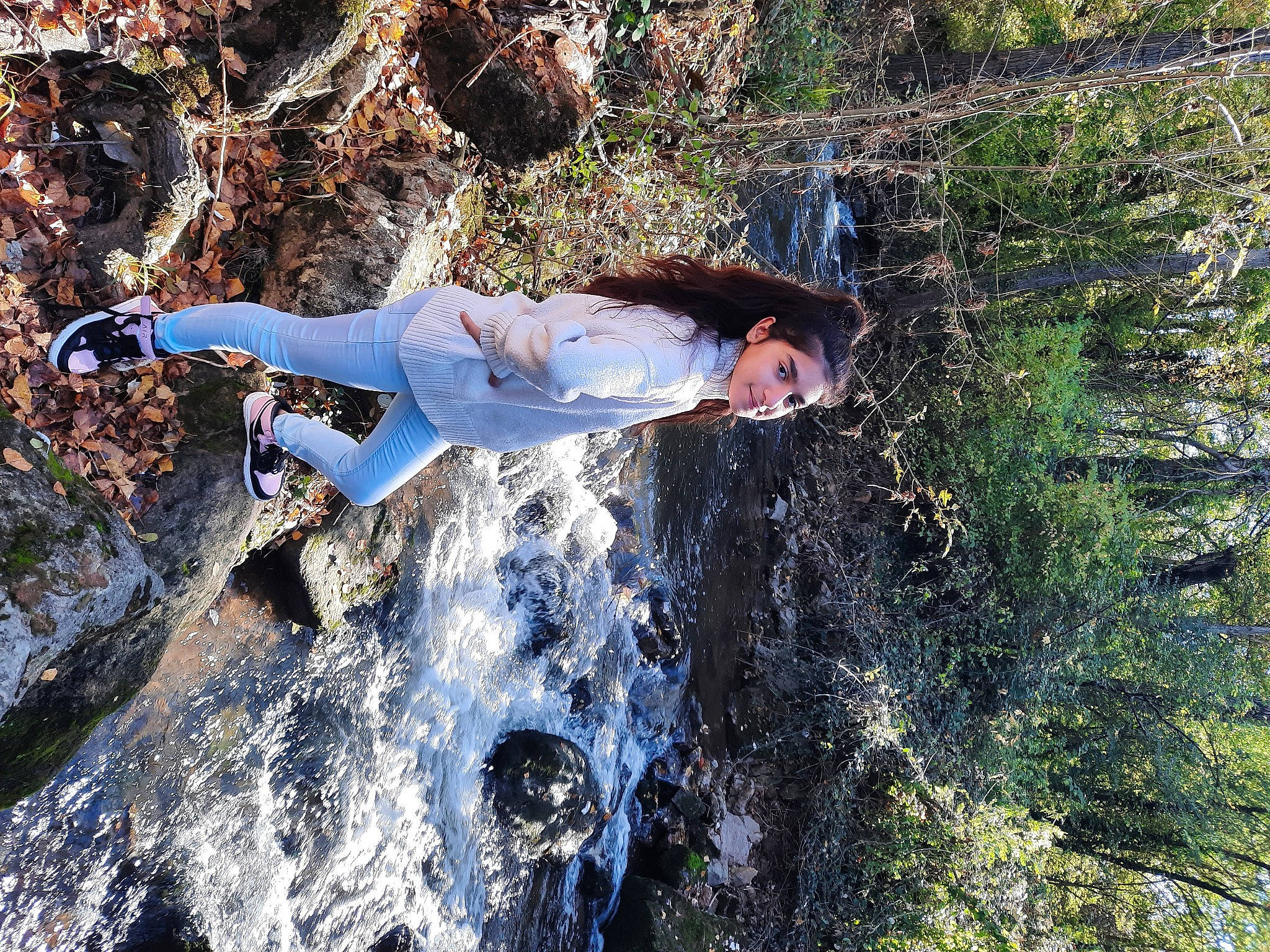 Carmene participe au concours pour gagner de l'argent avec cette photo : adventure, electric_blue, forest, fun, grass, happy, joy, landscape, leisure, people_in_nature, person, plant, recreation, reflection, rock, soil, stream, tree, water, water_feature