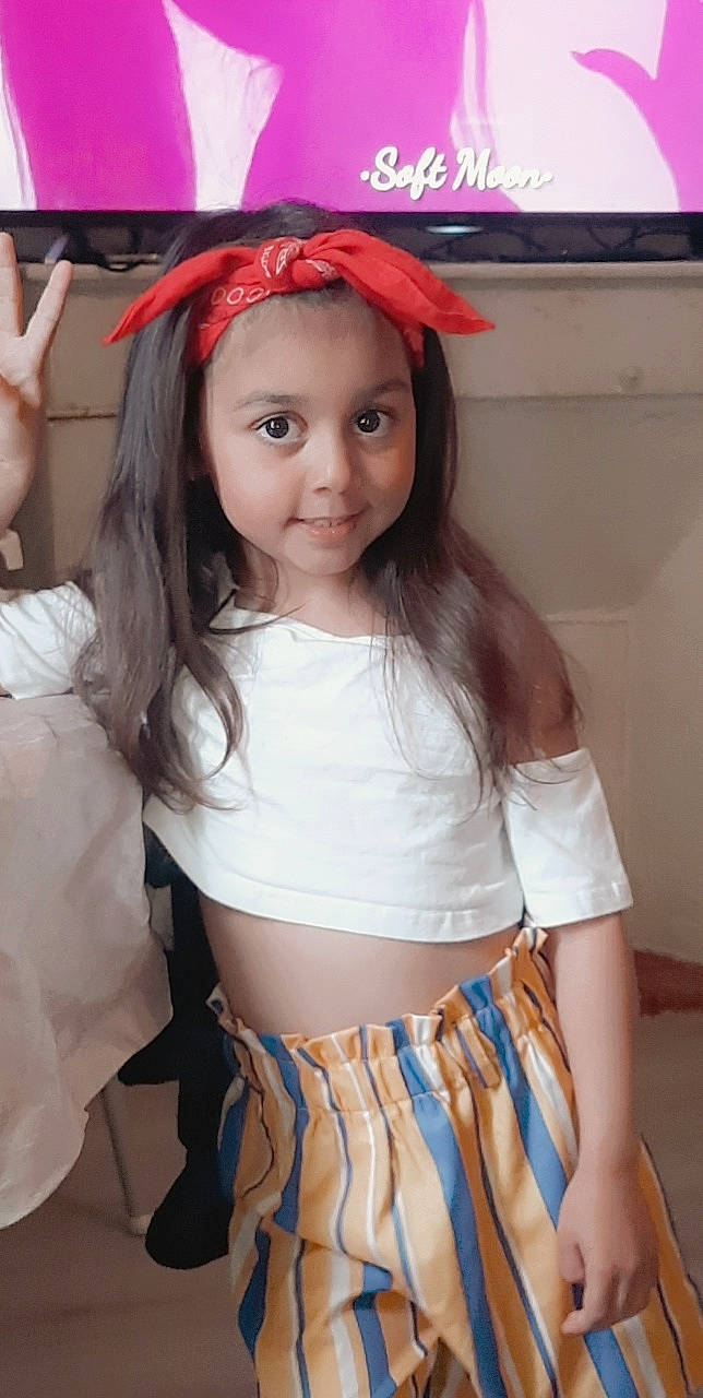 Tina participe au concours pour gagner de l'argent avec cette photo : bangs, black_hair, cap, eye, eyelash, face, hair, hand, happy, head, headwear, hime_cut, human_body, joy, long_hair, person, pink, skin, sleeve, thigh