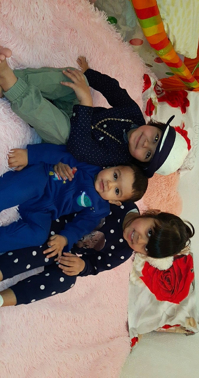 Jésus a rejoint le concours — aidez-le/la à gagner de superbes lots ! baby, baby_toddler_clothing, carmine, child, christmas_eve, comfort, event, facial_expression, fun, happy, headwear, human, joy, lap, pattern, people, person, product, room, smile