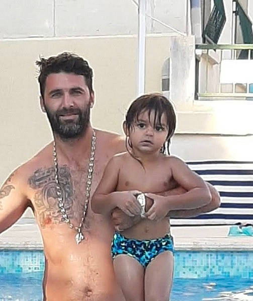 Jésus participe au concours pour gagner de l'argent avec cette photo : abdomen, arm, barechested, beard, black_hair, brassiere, chest, face, hair, happy, human_body, joy, leisure, muscle, person, shoulder, swimming_pool, swimwear, thigh, trunk