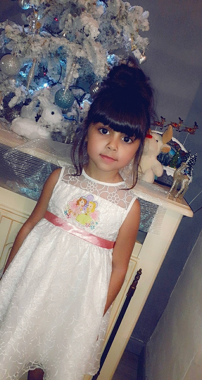 Tina participe au concours pour gagner de l'argent avec cette photo : brown_hair, day_dress, doll, dress, embellishment, eyelash, fashion_accessory, fashion_design, fun, happy, headpiece, long_hair, one_piece_garment, pattern, person, skin, sleeve, toy, vintage_clothing, waist