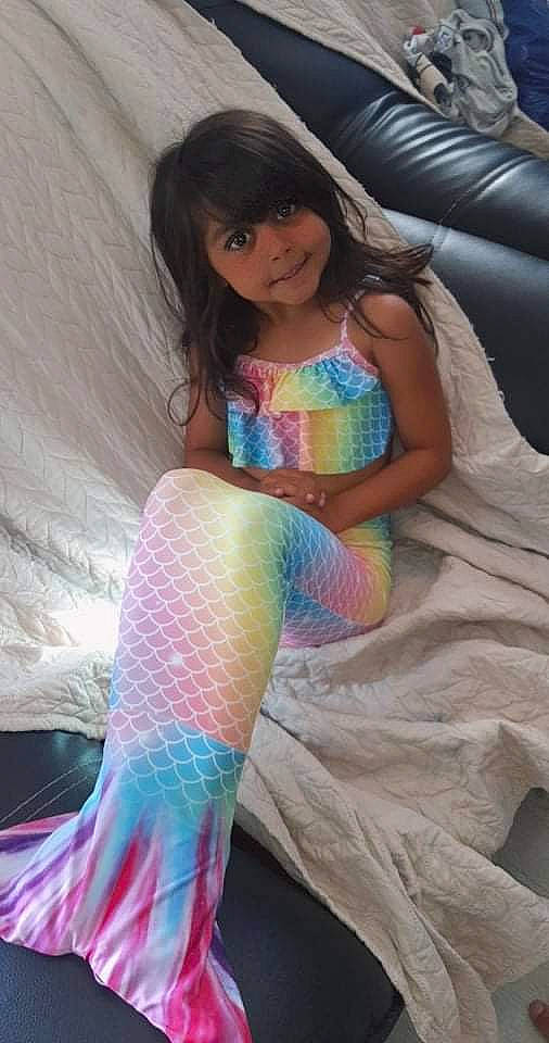 Tina participe au concours pour gagner de l'argent avec cette photo : abdomen, arm, black_hair, chest, elbow, finger, human_body, human_leg, joy, knee, leg, long_hair, magenta, neck, pattern, person, pink, shoulder, skin, thigh