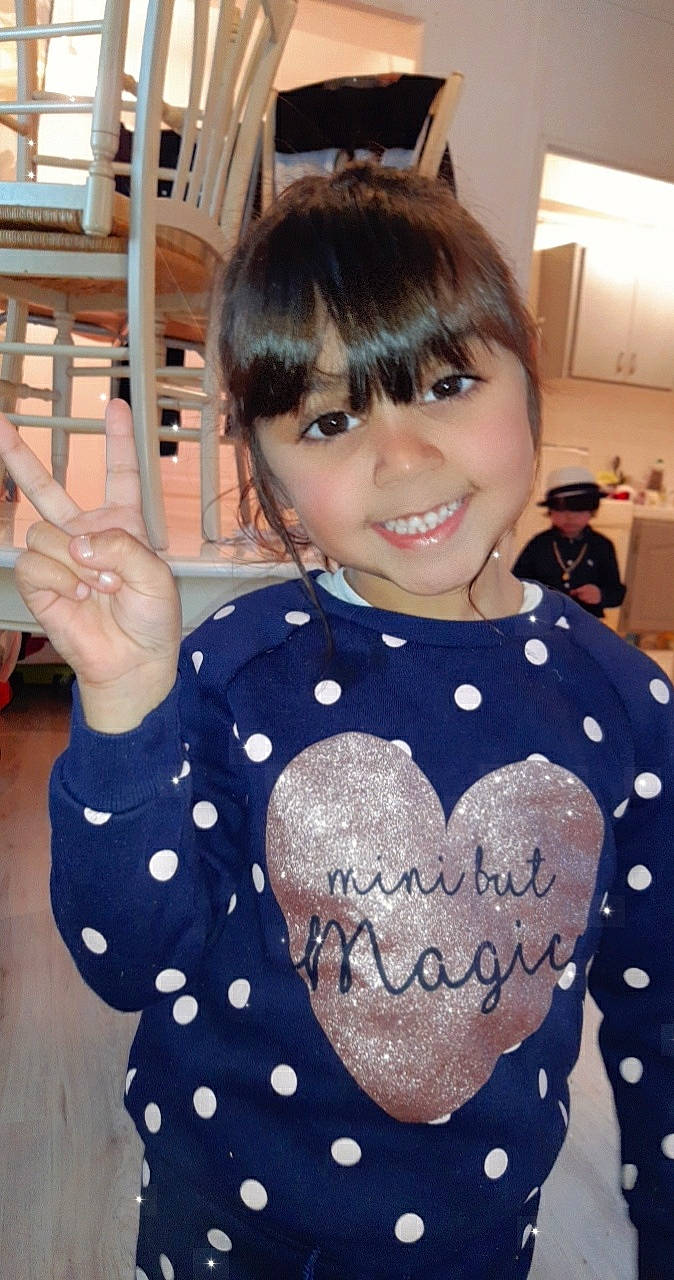 Tina participe au concours pour gagner de l'argent avec cette photo : bangs, black_hair, bow_tie, brown_hair, chair, child, cool, event, eyelash, fun, gesture, hair, happy, hime_cut, joy, organ, pattern, person, sleeve, smile