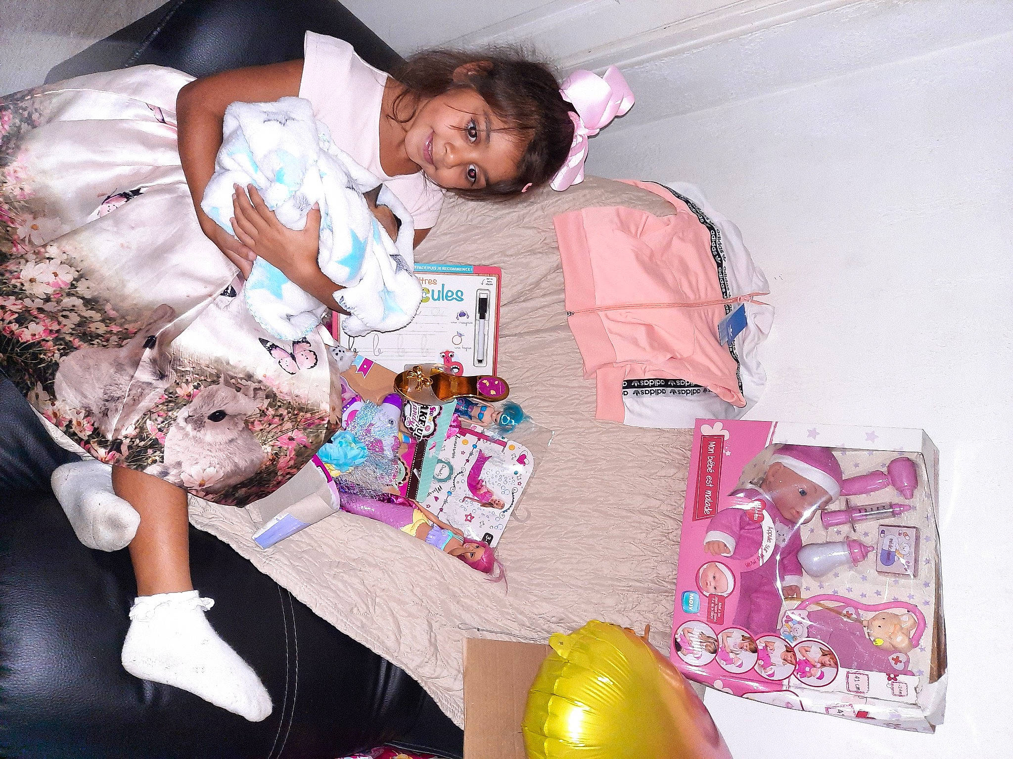 Tina participe au concours pour gagner de l'argent avec cette photo : baby_toddler_clothing, balloon, child, comfort, event, fashion_design, fun, happy, joy, linens, magenta, party_supply, pattern, person, pink, purple, room, sleeve, t_shirt, textile