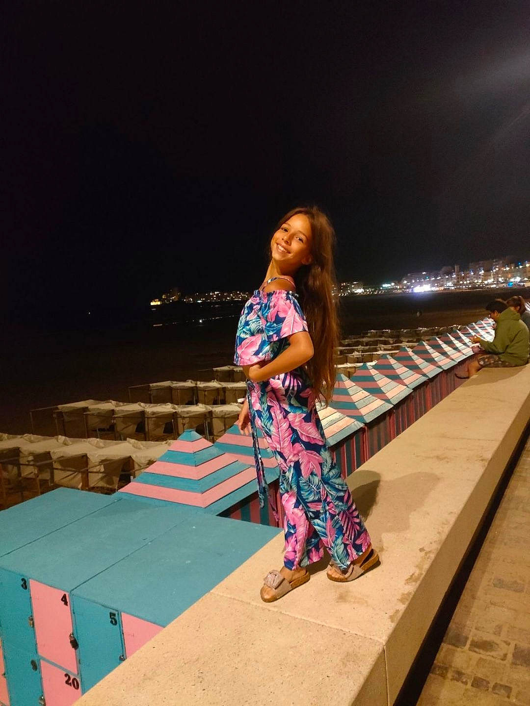 Meyli a rejoint le concours — aidez-le/la à gagner de superbes lots ! bridge, child, entertainment, event, fashion_design, flash_photography, flooring, fun, happy, human_leg, joy, leisure, night, pedestrian, performing_arts, person, recreation, sitting, sky, tourism