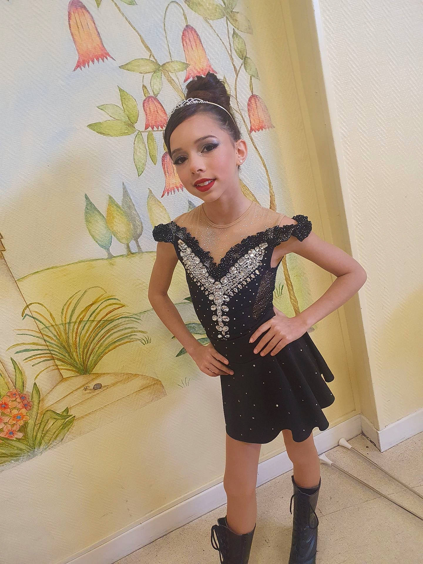 Meyli participe au concours pour gagner de l'argent avec cette photo : black_hair, day_dress, dress, embellishment, eyelash, fashion_design, glove, headgear, headpiece, joy, latex, leg, lipstick, makeover, neck, person, plant, shoulder, sleeve, thigh