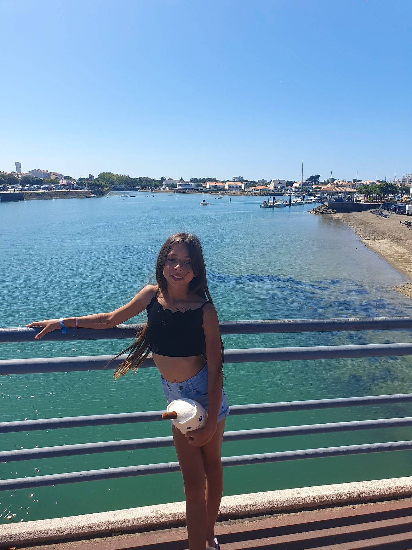 Meyli a rejoint le concours — aidez-le/la à gagner de superbes lots ! azure, dock, eyewear, happy, horizon, human_leg, joy, knee, lake, leisure, long_hair, person, shoulder, sky, smile, sunglasses, thigh, travel, trunk, waist