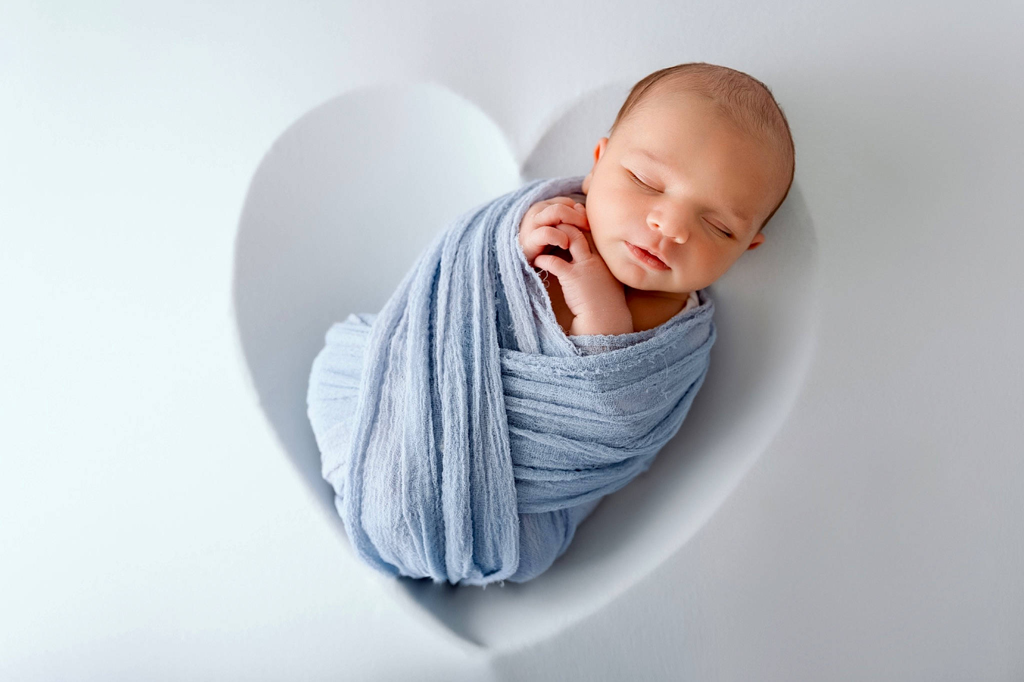 Timothée participe au concours pour gagner de l'argent avec cette photo : baby, baby_sleeping, baby_toddler_clothing, child, circle, collar, comfort, ear, eye, fashion_accessory, flash_photography, gesture, hairstyle, happy, human_body, linens, neck, person, sleeve, smile