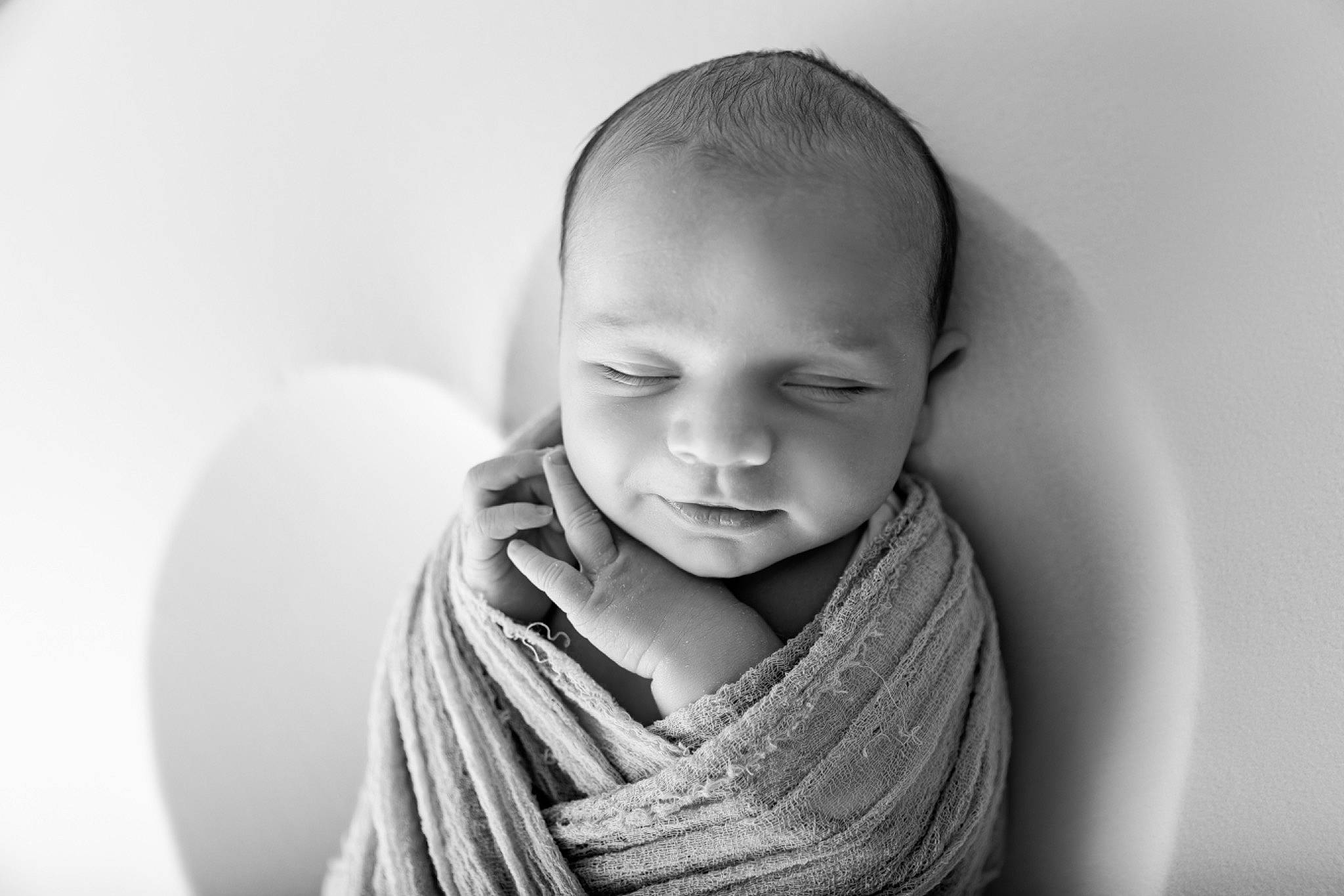 Timothée a rejoint le concours — aidez-le/la à gagner de superbes lots ! arm, baby, child, chin, comfort, face, flash_photography, gesture, hand, happy, head, human_body, monochrome, monochrome_photography, neck, person, scarf, shawl, skin, sleeve